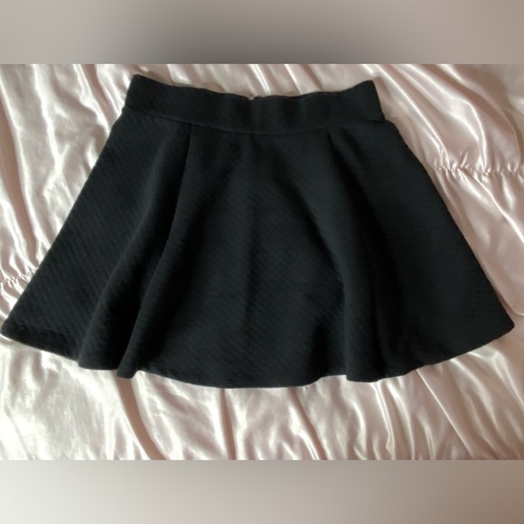 Black quilted skater skirt - Picture 2 of 3